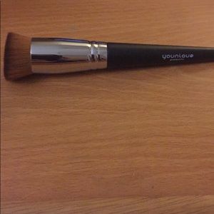 Liquid foundation brush